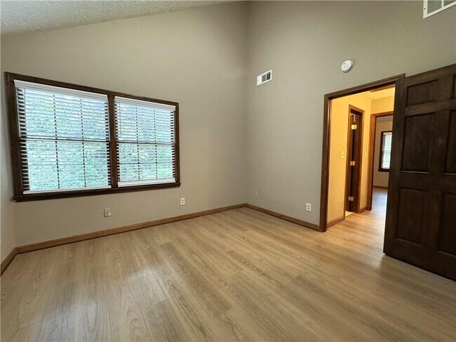 Building Photo - 1302 Colony Dr