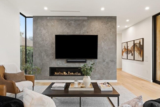 Building Photo - 910 W Johanna St