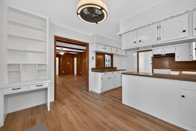 Building Photo - 8210 Edgemoor Dr