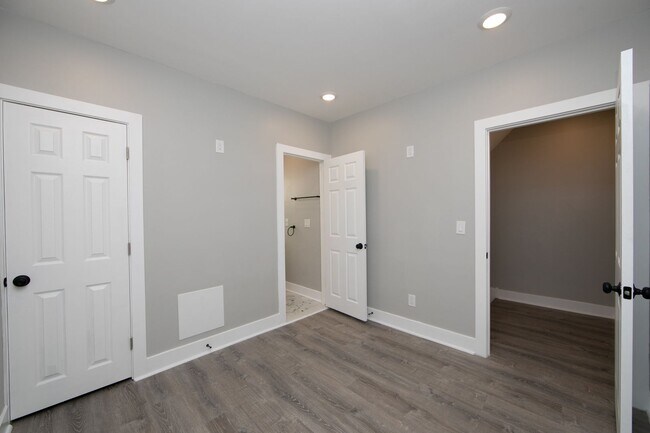 Building Photo - Beautiful Gut Renovated 2 Bed/2.5 Bath Apa...