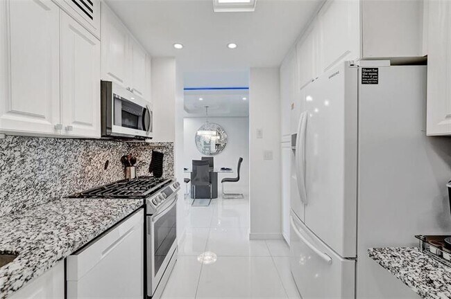 Building Photo - 2030 S Ocean Dr