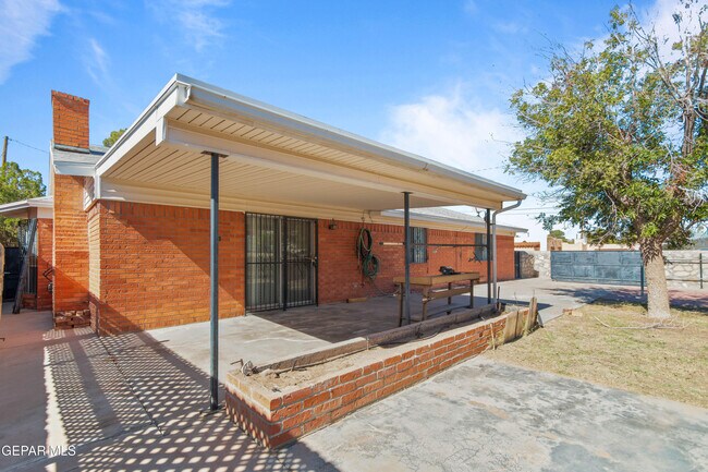 Building Photo - 200 S Maryland St