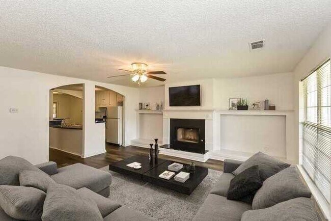 Building Photo - Fantastic 3bd/2ba home! Let yourself in!