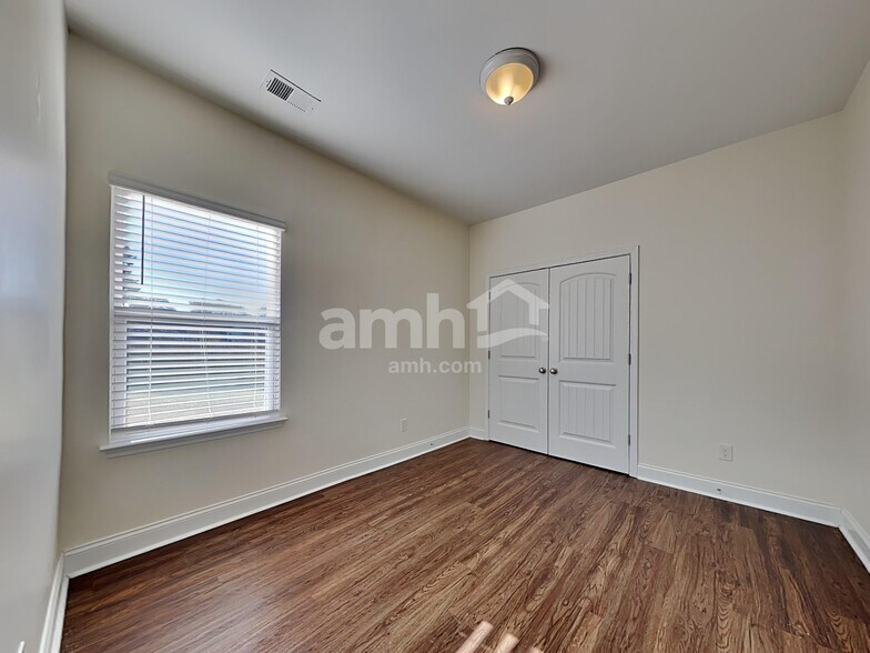 Building Photo - 104 Stagecoach Ln