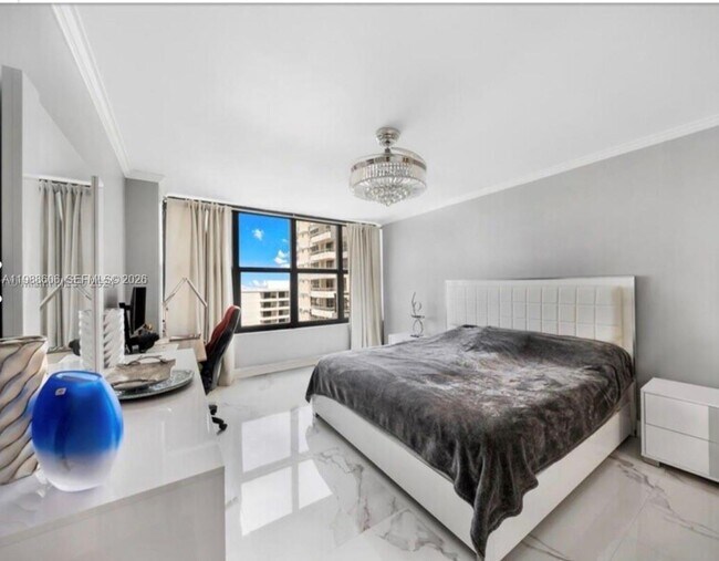 Building Photo - 2500 Parkview Dr