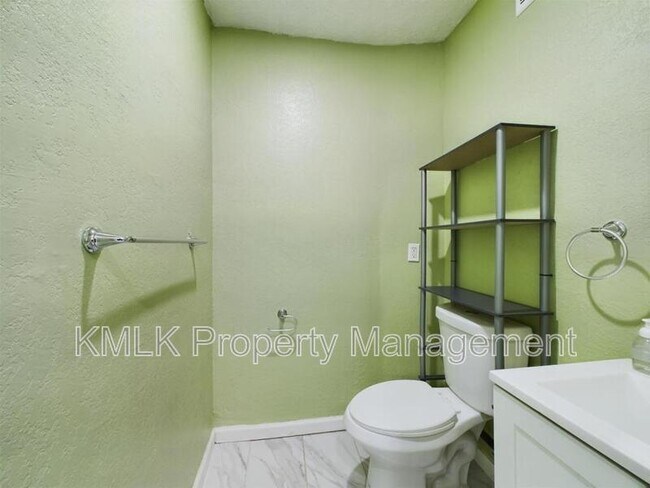 Building Photo - 187 W Long St