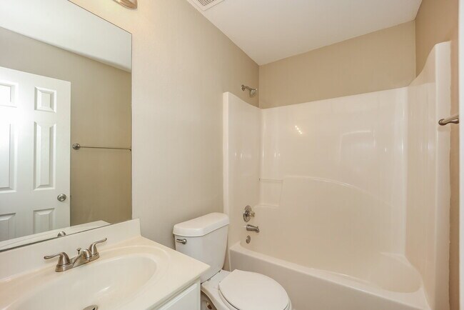 Building Photo - 4421 Ravenwood Dr