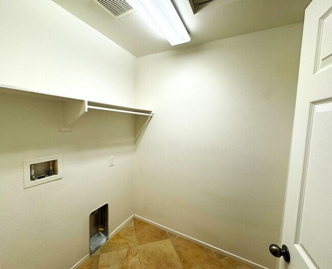 Building Photo - Single story house with Mountain views - c...