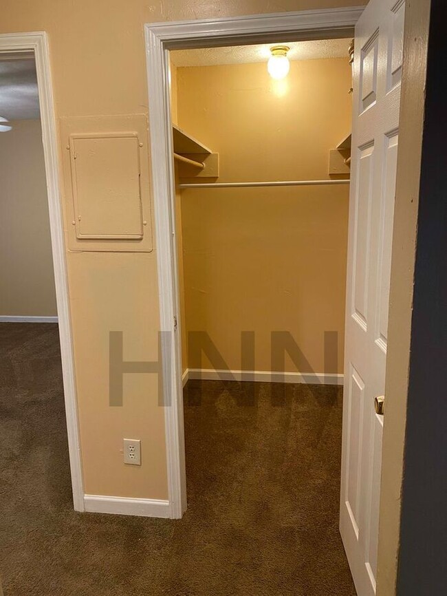 Building Photo - Cute 2/1 Duplex in Forest Park!