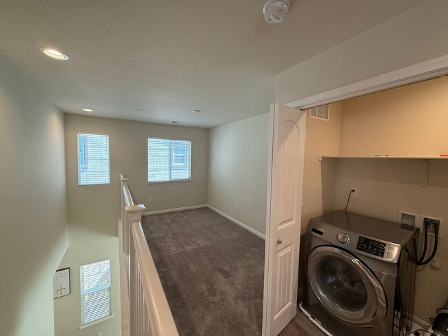 Building Photo - Two story home located in Sylvan School Di...