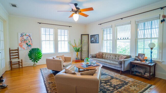 Building Photo - J19(A-B)