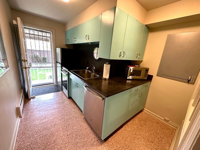 Building Photo - Wash Park 2-Bedroom, 2- Bathroom Condo Available in August