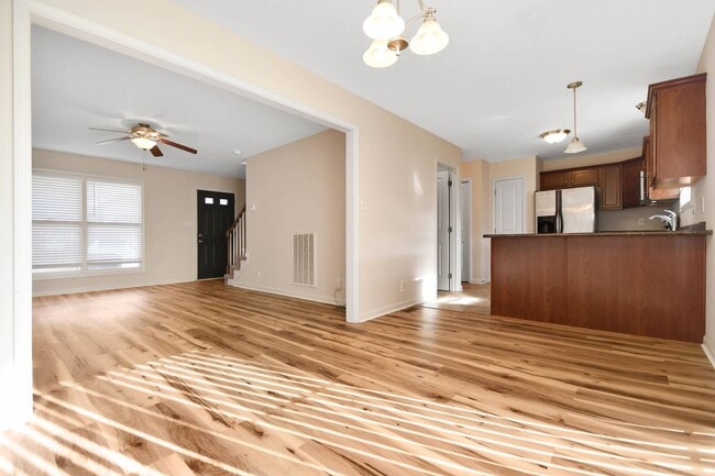 Building Photo - Pet Friendly Three Bedroom!