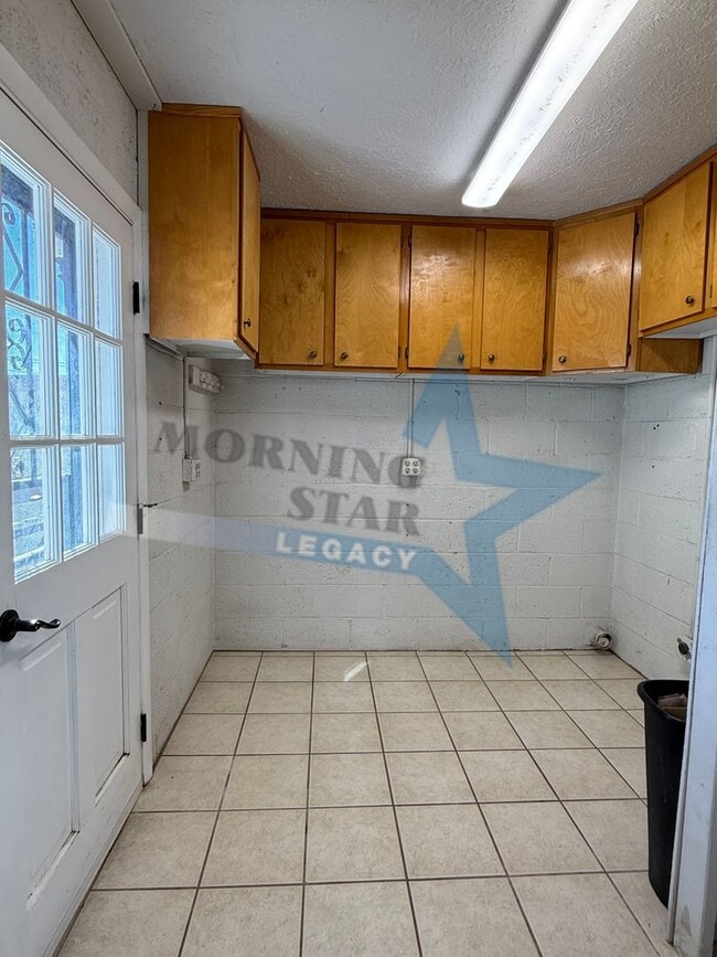 Building Photo - Sweet 2 Bedroom Home - Available Now!