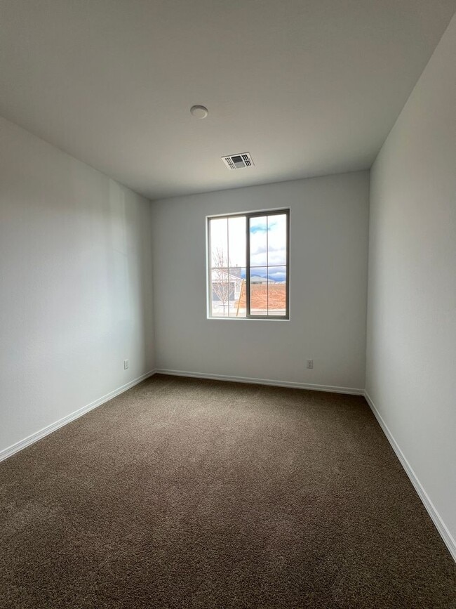 Building Photo - Brand New Home In Pronghorn Ranch!