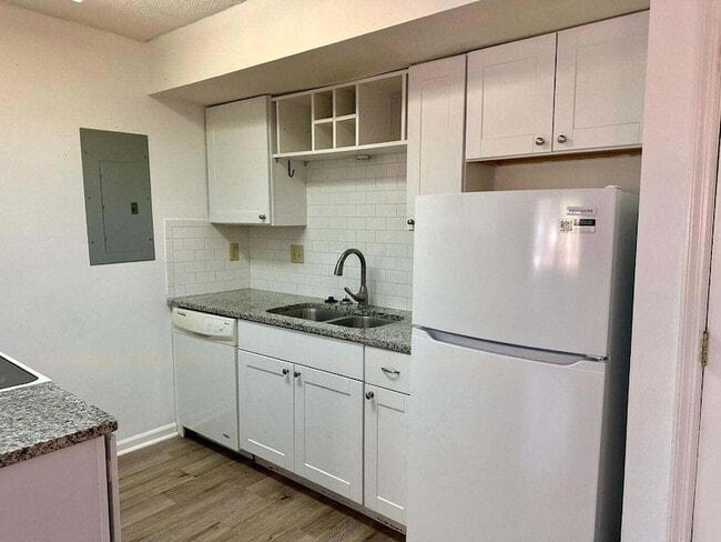 Building Photo - 2494 Etiwan Ave