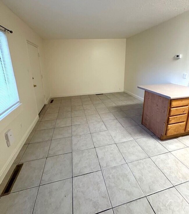 Building Photo - 1 Bedroom Multiplex Near Liberty Park!