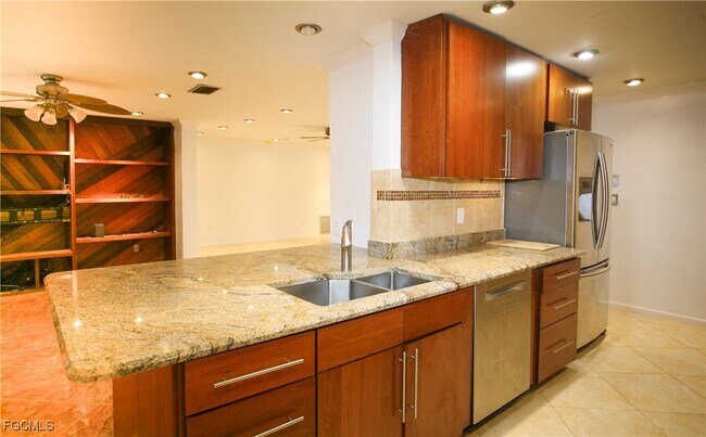 Building Photo - 1525 Covington Cir E