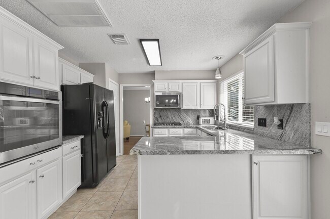 Building Photo - 630 Hawthorn Pl