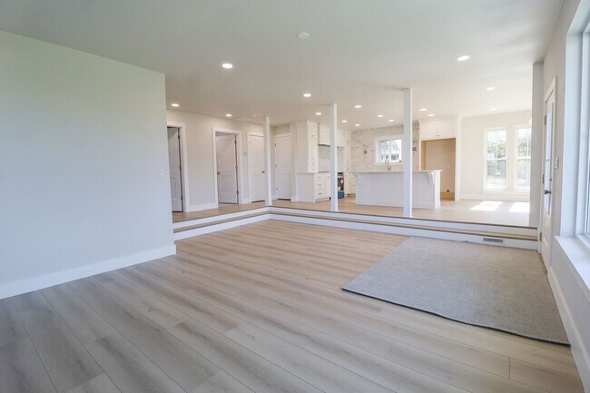 Building Photo - 4 Bed | 3 Bath on Keystone Lake!