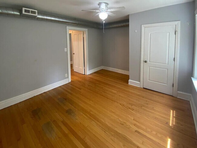 Building Photo - 3018 N Karlov Ave