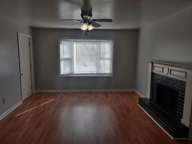 Building Photo - Immediate move -in.   Housing vouchers accepted.