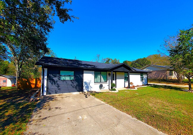 Building Photo - Beautifully Remodeled 3 Bedroom, 2 Bathroo...