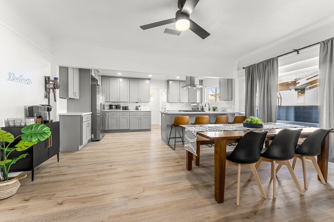 Building Photo - 623 W 42nd St