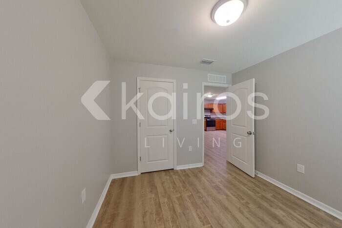 Building Photo - 2103 Roosevelt Ave