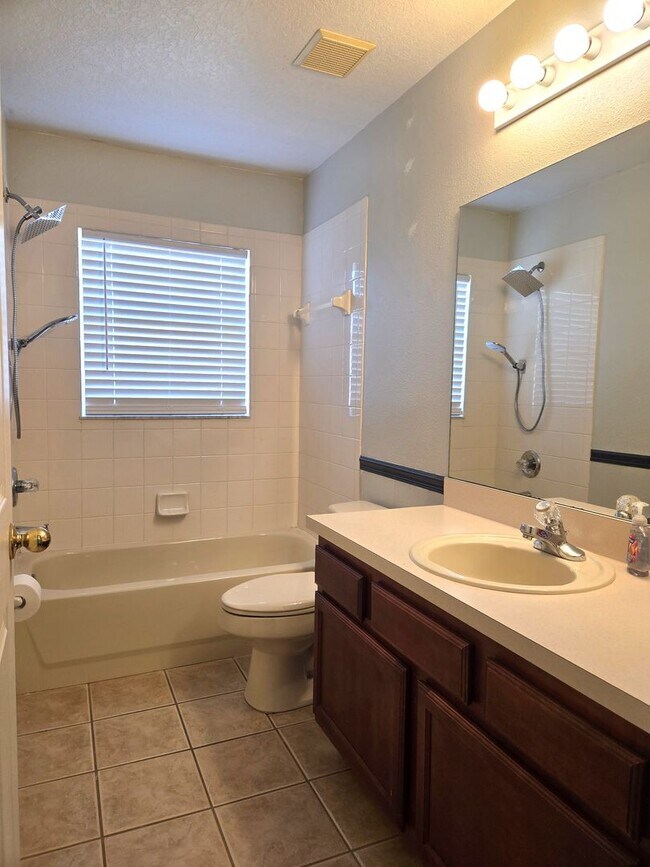 Building Photo - Move in Ready 3/2 in Sunset Village