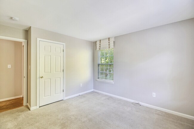 Building Photo - FENCED IN YARD!!!  Beautiful 4/3 UPDATED SF Home in Gaithersburg