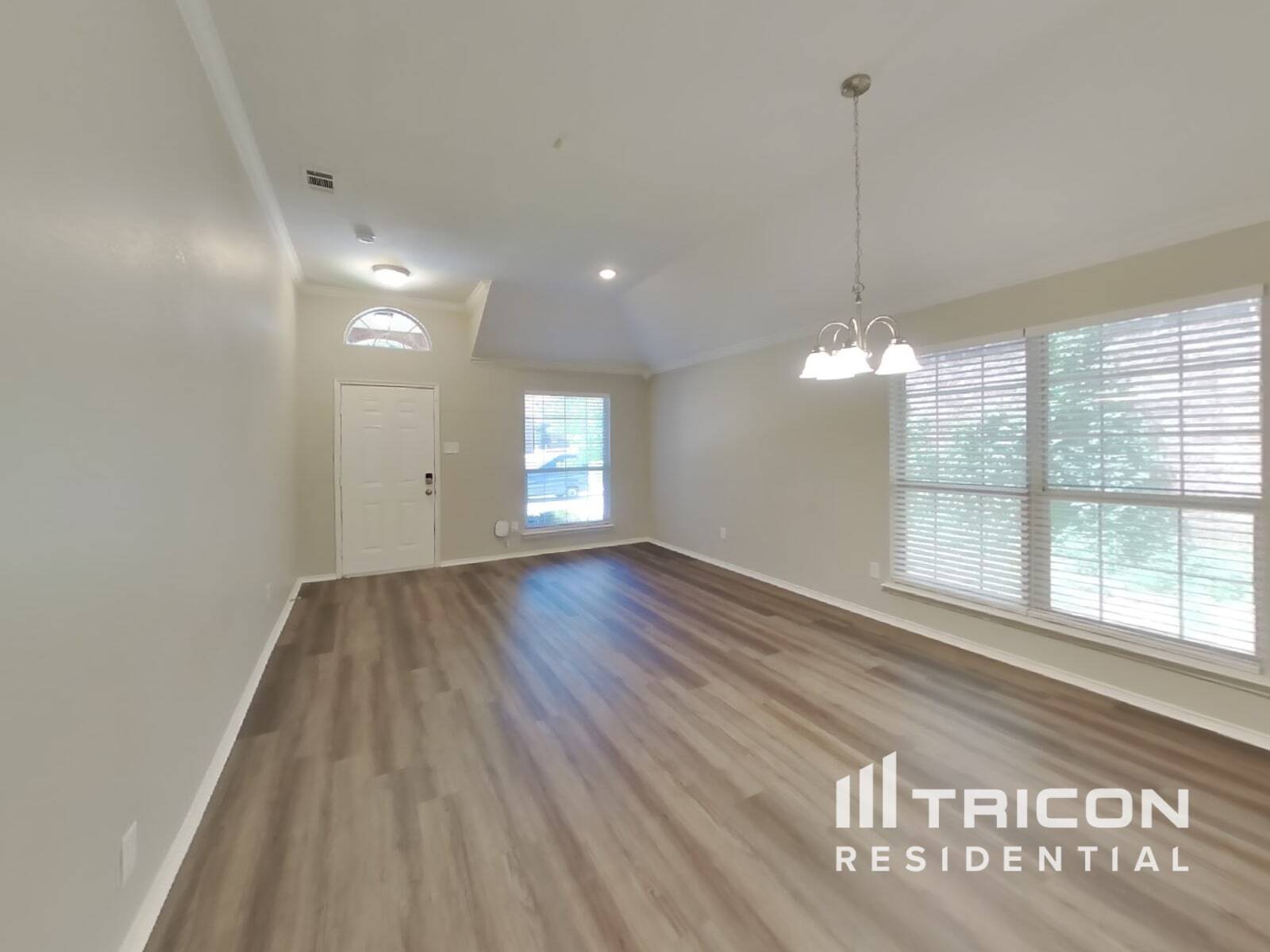 Building Photo - 834 San Jacinto Dr