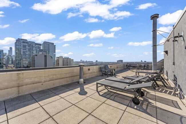 Building Photo - 1309 N Wells St