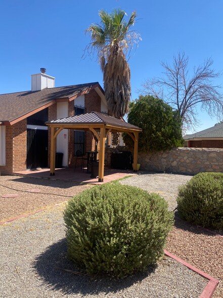 Building Photo - 895 Melville Ln
