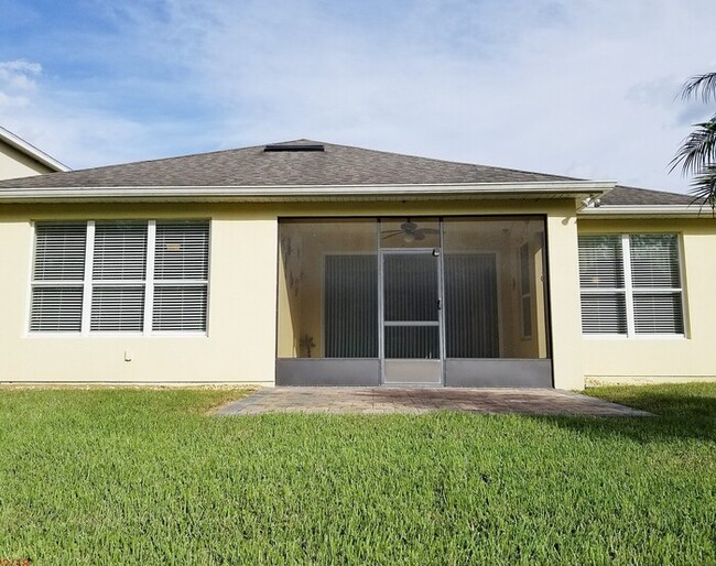 Building Photo - Beautiful 3/2 Spacious Home with a Screene...