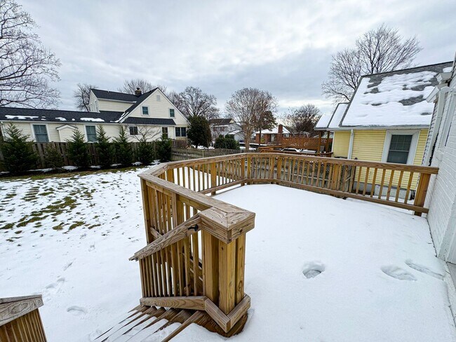 Building Photo - Charming 3 Bed 3 Bath Sitting On A Large Lot In Beautiful Summit Veitch