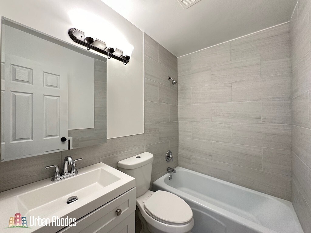 Building Photo - 3815 N Pine Grove Ave