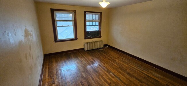 Building Photo - 1363 W 12th St