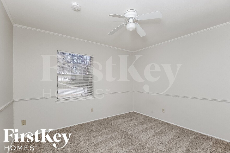 Building Photo - 2202 Lockwood Dr