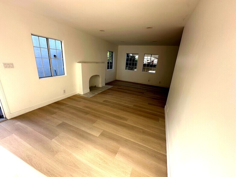 Building Photo - 1182 N Kingsley Dr