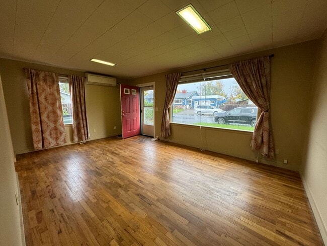 Building Photo - West Roseburg 2 Bedroom house