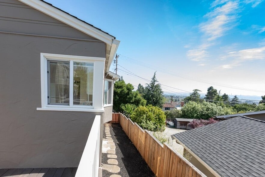 Building Photo - Beautiful 3 bed 2 bath newly renovated Kensington view home