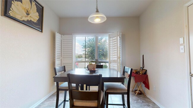 Building Photo - 3202 Cabin Wood Way