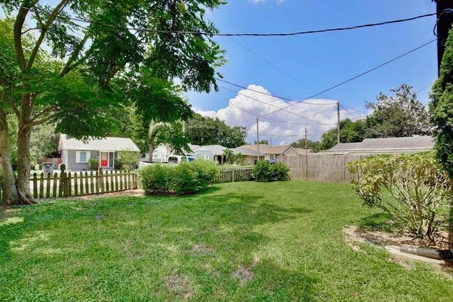 Building Photo - Lovely 3/2.5 Spacious Home with a Large Backyard in an Unbeatable Location near Downtown Orlando!