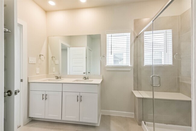 Building Photo - 583 Avisa Dr