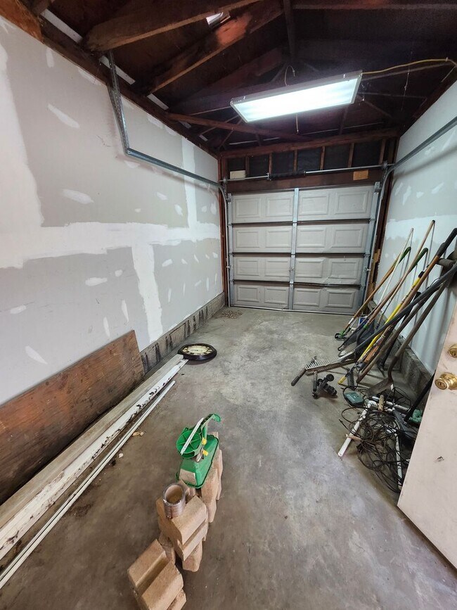 Building Photo - M-Muir Ave (triplex)