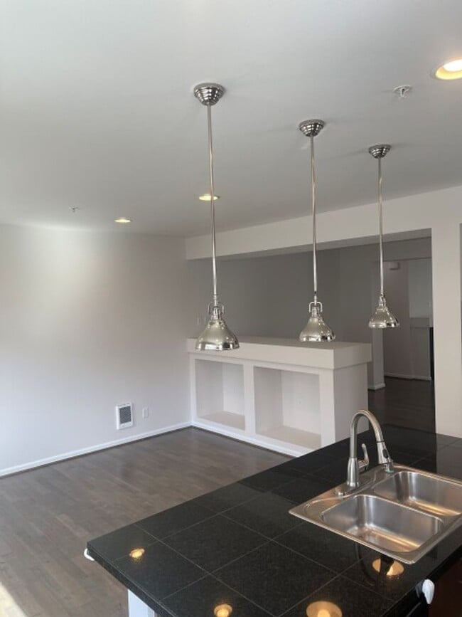 Building Photo - 3bd/2.5ba Lynnwood Townhome