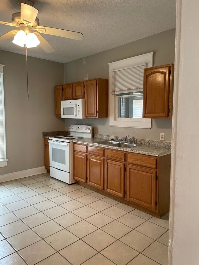 Building Photo - Recently updated, 1 bedroom with office space