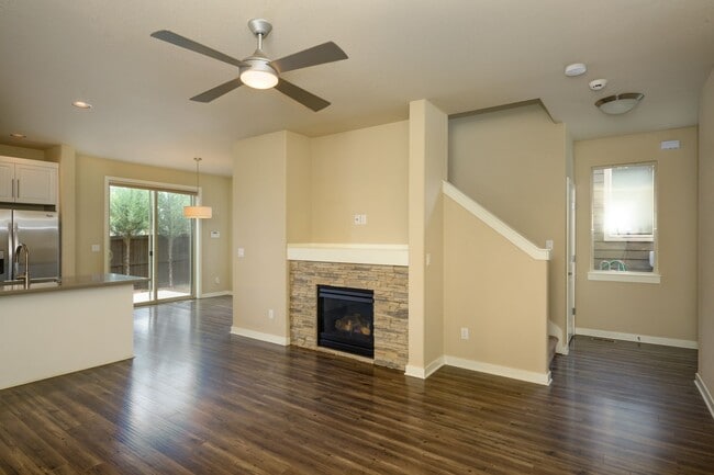 Building Photo - New listing!  Modern, A/C, Washer & Dryer included!