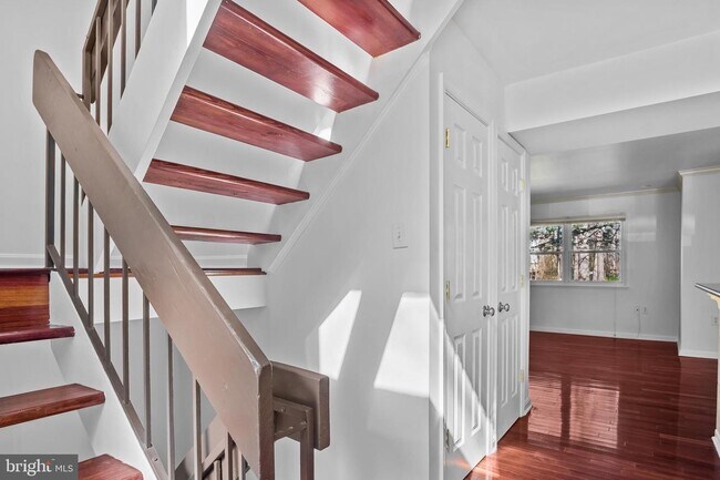Building Photo - Headline:  Spacious & Updated Townhouse in Prime Reston Location